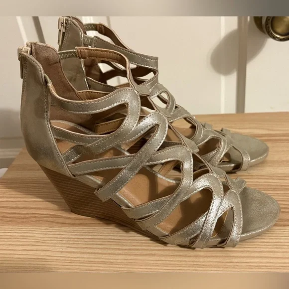 Maurice’s Women's Golden Strappy Wedge Sandals Sz 8.5 - Picture 1 of 10